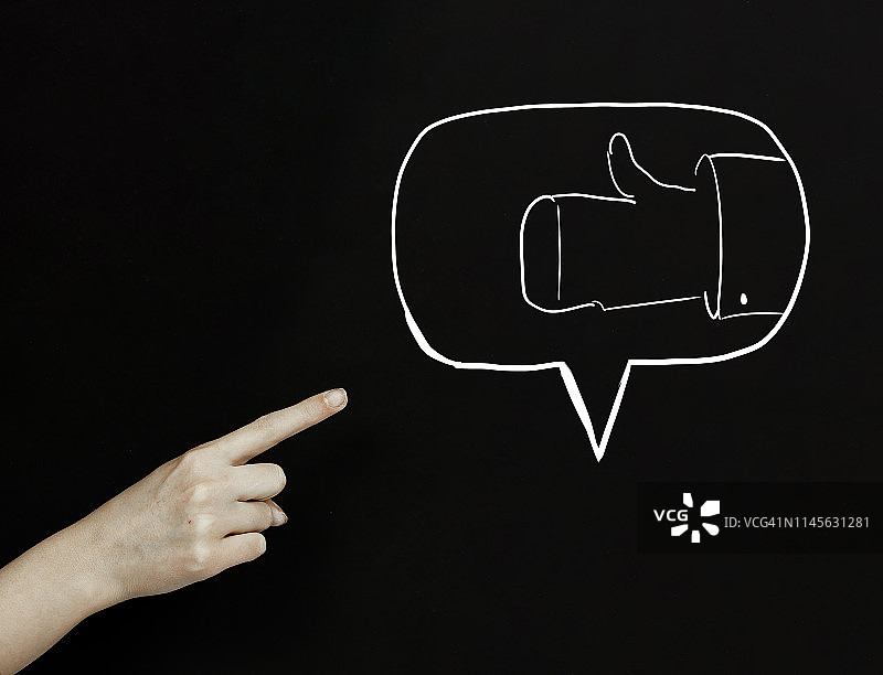 手指指向带有“赞”的对话气泡图片素材