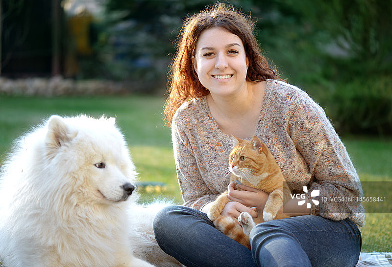 女人、狗和猫（夏季）图片素材