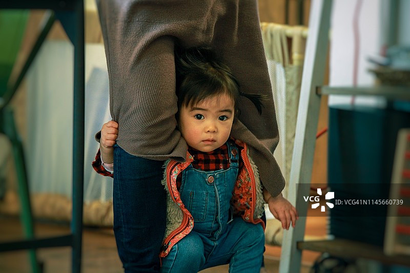 害羞的女孩图片素材