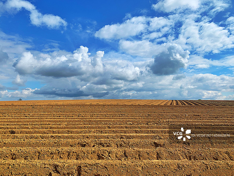 春季带犁沟的耕地图片素材