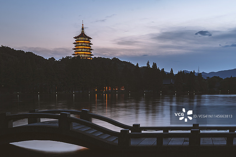 中国杭州西湖雷峰塔和长桥图片素材