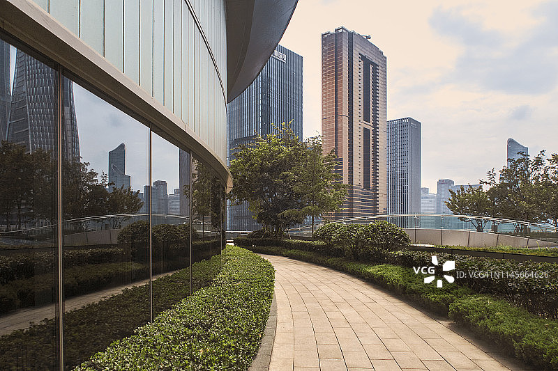 高楼中的屋顶花园小径图片素材