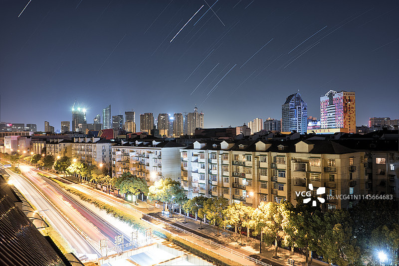 中国杭州城市上空的星轨图片素材