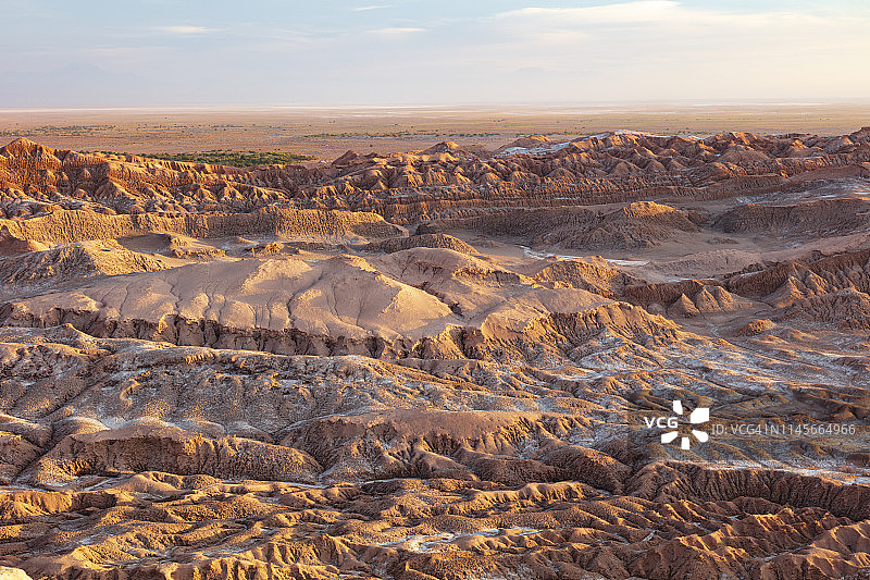 智利圣佩德罗德阿塔卡马月亮谷日落景观，类似月球地貌图片素材