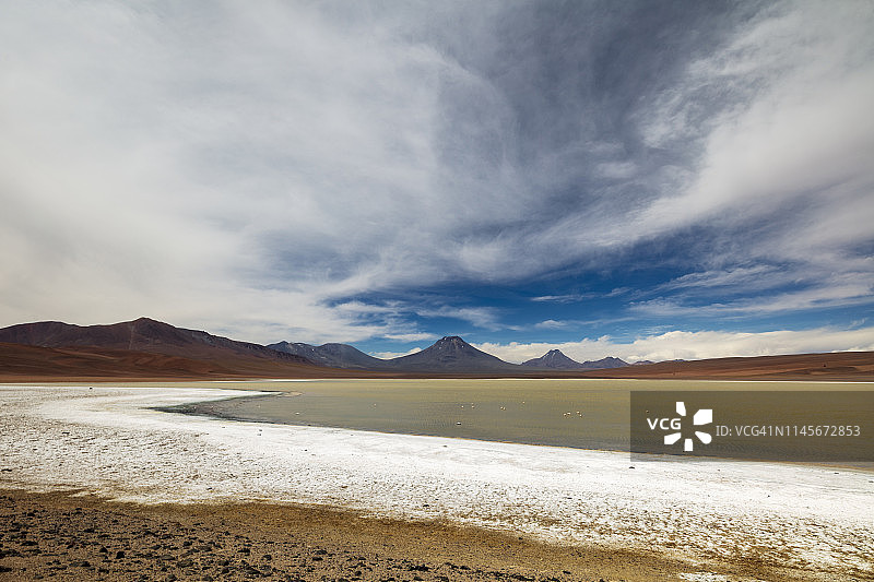 2018年1月19日，位于智利阿塔卡马沙漠3950米高的阿瓜斯卡连特斯盐湖图片素材