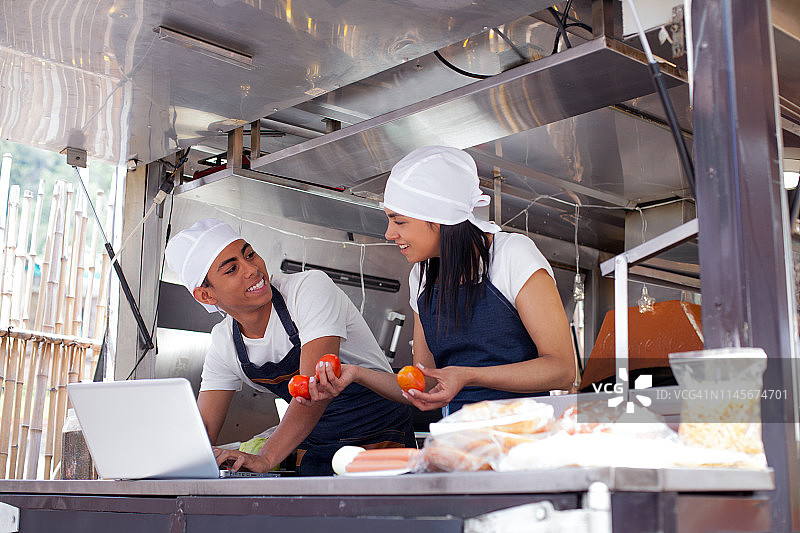 员工在开业前进行整理图片素材