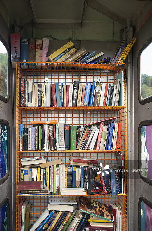 旧电话亭里的图书馆图片素材