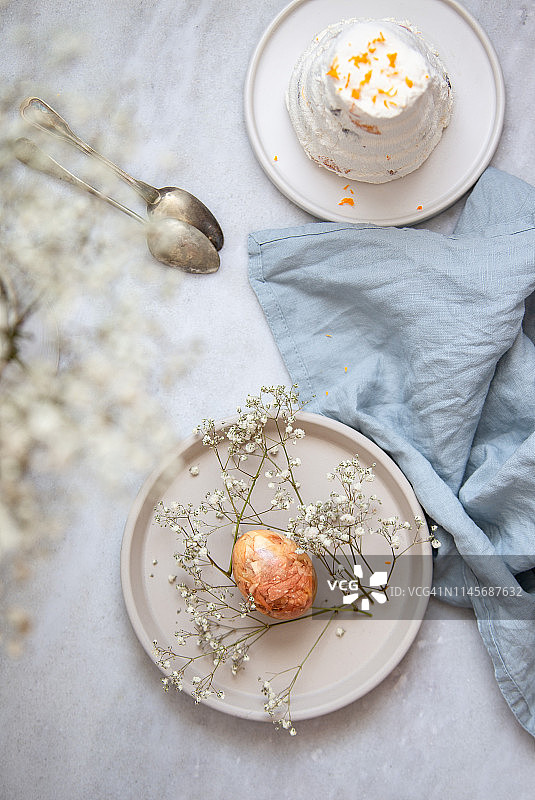 俄罗斯和乌克兰传统复活节凝乳蛋糕，配蜜饯和复活节彩蛋图片素材