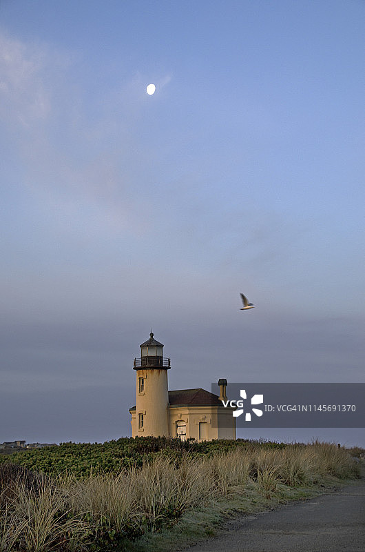 库基尔河灯塔上的月亮图片素材