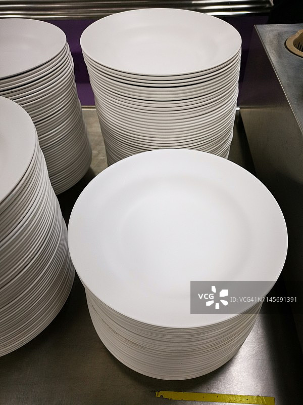 展示餐具的商业厨房图片素材