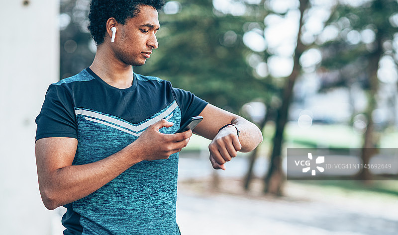男运动员与智能手机图片素材