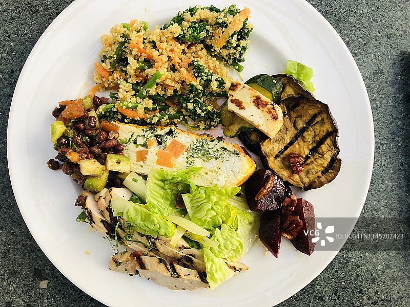 鸡肉凯撒沙拉配古斯米和哈罗米干酪图片素材