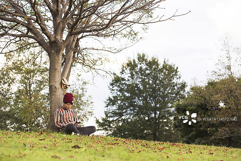 青年男人享受在公园的时光图片素材