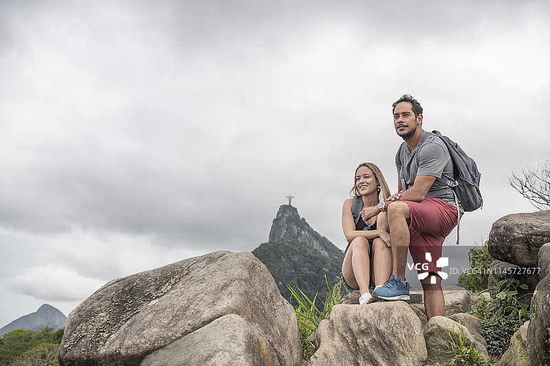 在里约热内卢度假的情侣徒步旅行图片素材