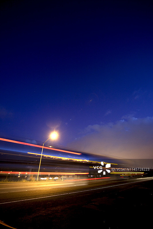 80号州际公路上的光条纹图片素材