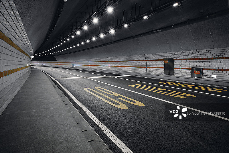 反光隧道道路图片素材