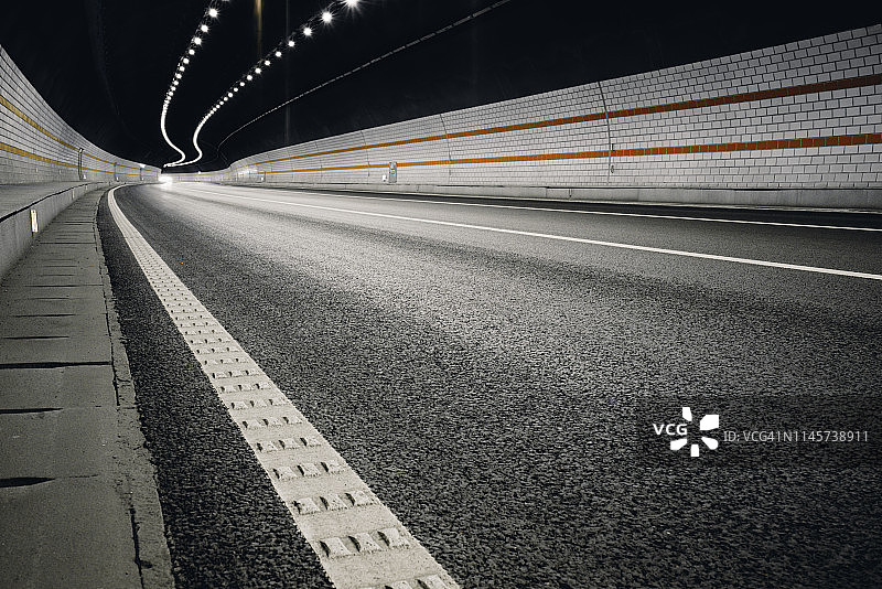 隧道转弯处内部图片素材