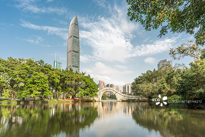 京基100与深圳城市天际线图片素材