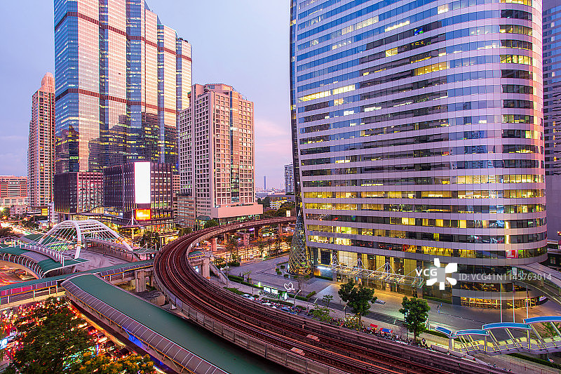 曼谷市中心现代化办公楼日落航拍图片素材