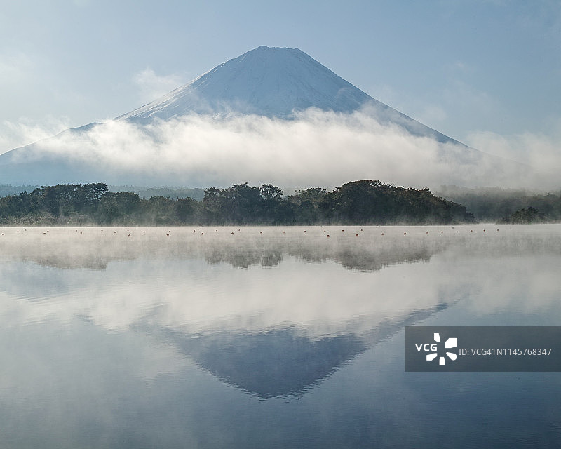 富士山和精进湖的景色图片素材