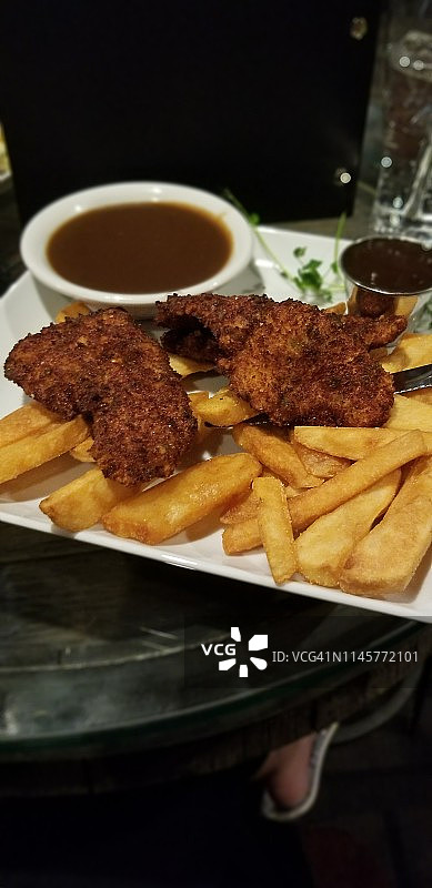 高级餐厅里的炸鸡和薯条图片素材