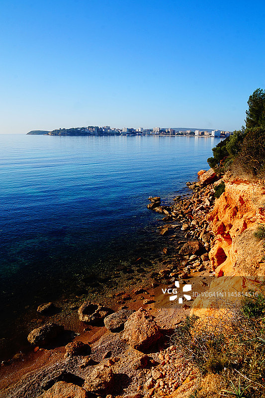 西班牙帕尔马诺瓦蓬塔内格拉的岩石海滩清晨景色图片素材