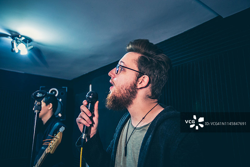 年轻歌手图片素材