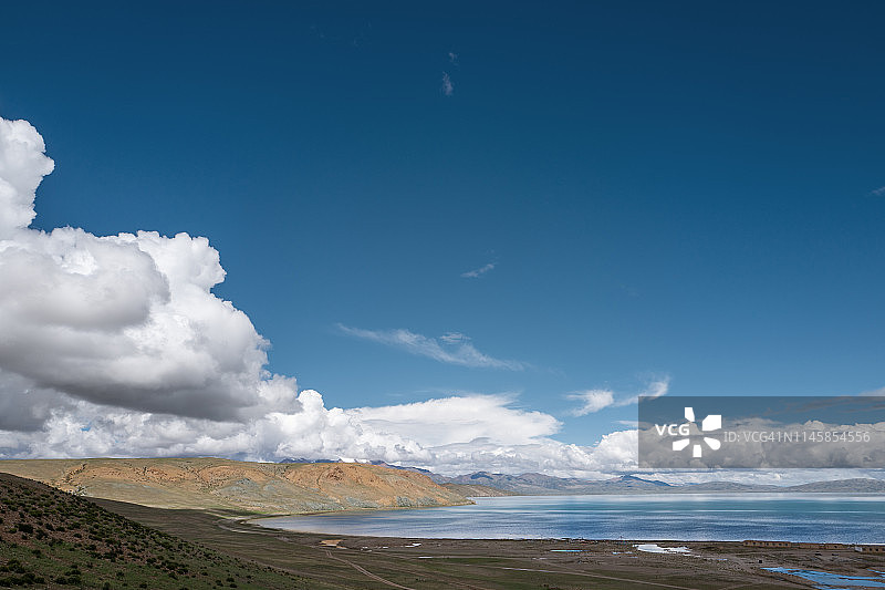 藏族聚居区圣湖玛旁雍错的蓝天白云图片素材