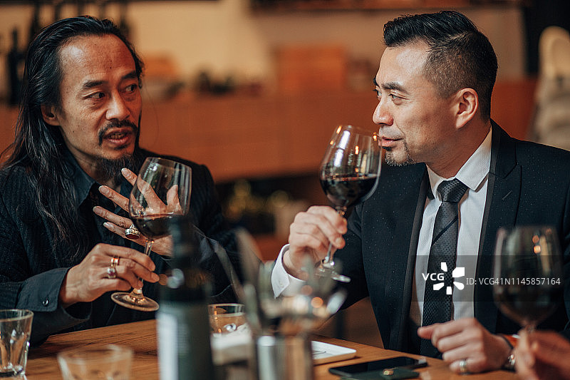 两位绅士在餐厅品酒图片素材