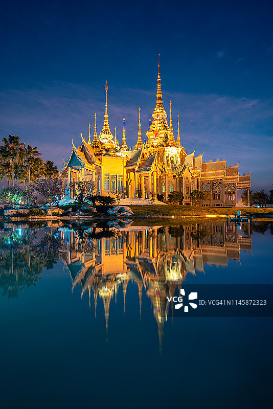泰国呵叻府暮色中美丽的寺庙倒影图片素材