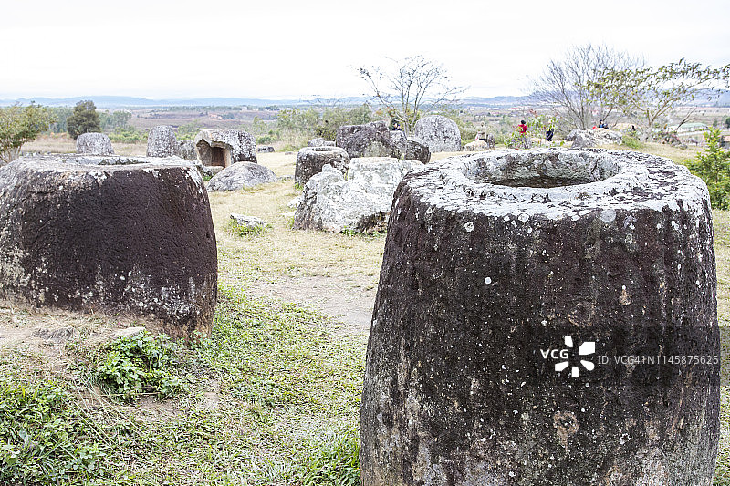 老挝川圹的著名石缸平原图片素材