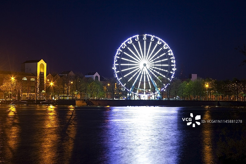 城市全景摩天轮仰视图图片素材