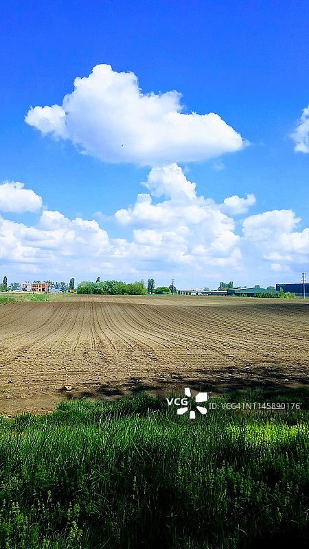 田野和云彩图片素材