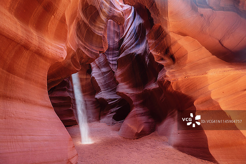 美国亚利桑那州佩吉市羚羊峡谷阳光图片素材