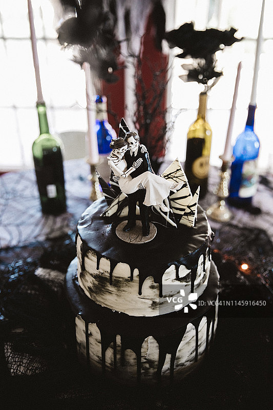 带有骷髅蛋糕礼帽的万圣节结婚蛋糕图片素材