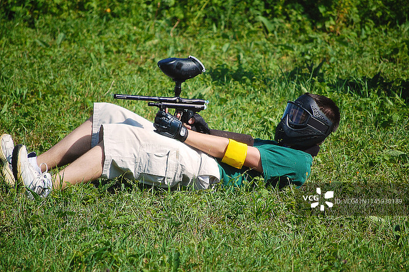 草地上发起进攻的彩弹射击玩家图片素材