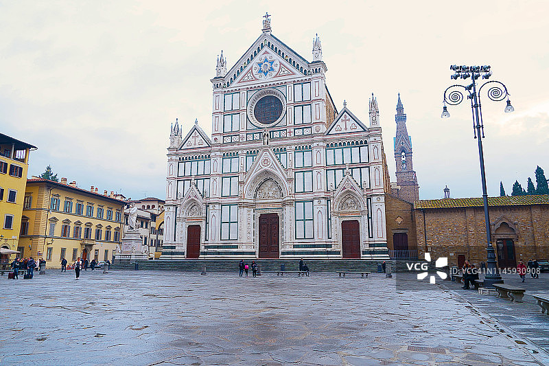 雨天中的佛罗伦萨圣十字大教堂图片素材