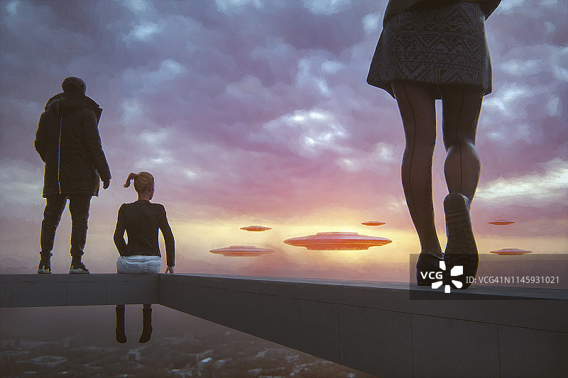 年轻人观看UFO入侵图片素材