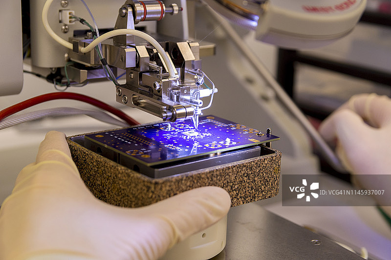 用于将硅芯片和电子设备连接到PCB印刷电路板的线焊机图片素材