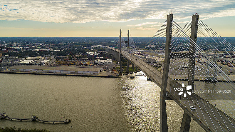佐治亚州和南卡罗来纳州边界萨凡纳河上的萨凡纳和塔尔马奇纪念桥航拍图片素材
