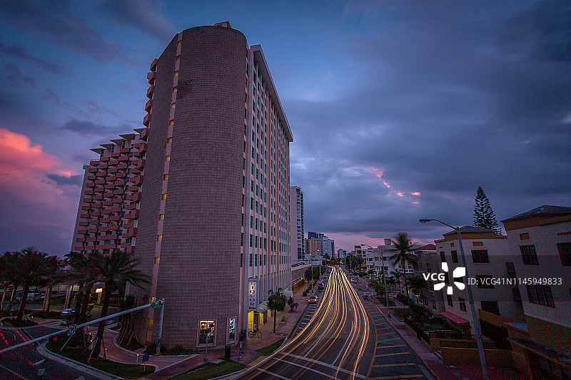 美国佛罗里达州迈阿密南海滩的柯林斯大道日落图片素材