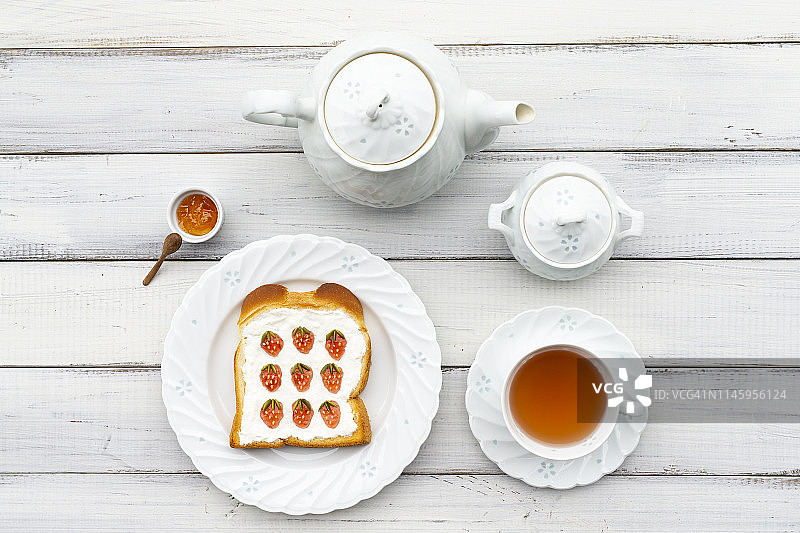 面包艺术与草药茶，草莓图案果酱吐司图片素材