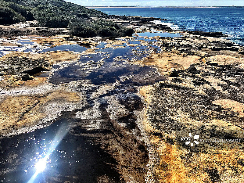 澳大利亚悉尼皇家国家公园的砂岩岩石和塔斯曼海图片素材
