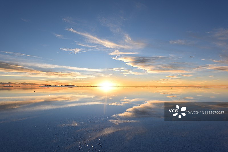 世界最大的盐沼：玻利维亚乌尤尼盐沼图片素材