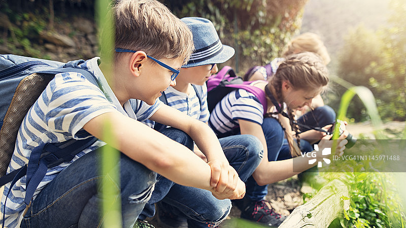 一家人在意大利五渔村国家公园徒步旅行图片素材