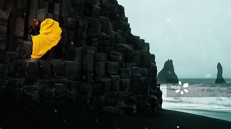 在冰岛Reynisdrangar海滩摆姿势图片素材