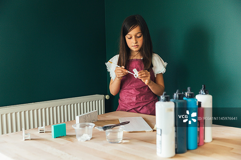 给玩具上色的小女孩图片素材