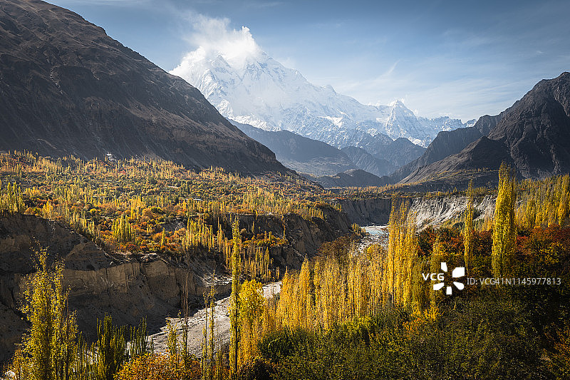 巴基斯坦喀喇昆仑山脉罕萨山谷的秋景图片素材