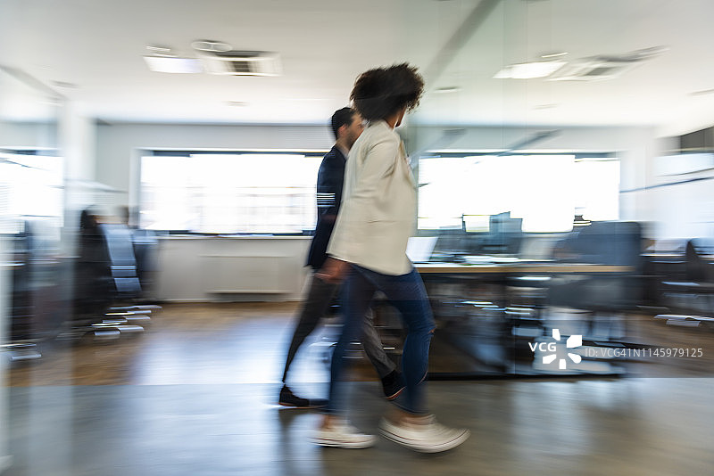 商业同事边走边谈图片素材