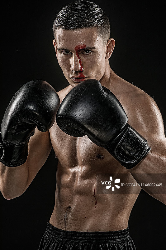 多民族格斗运动选手进行影子拳击图片素材